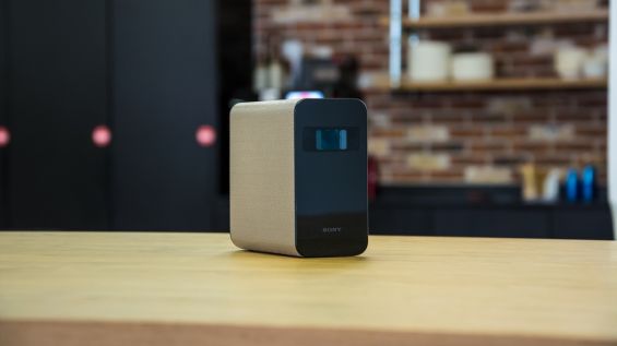 Sony Xperia Touch стоит на столе