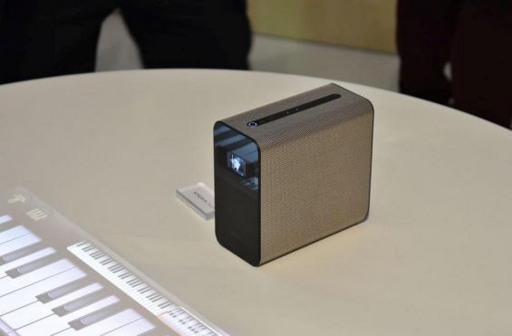 Sony Xperia Touch проецирует клавиши пианино