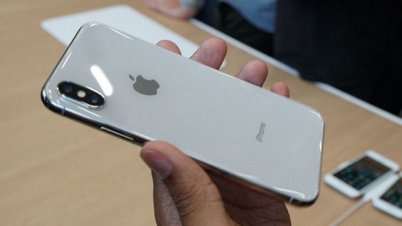 Демонстрация тыльной панели iPhone X