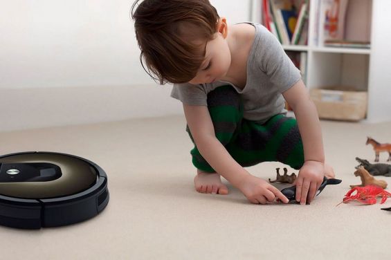 iRobot Roomba 980 возле ребенка