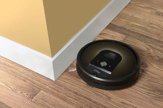 Робот-пылесос iRobot Roomba 980 чистит паркет