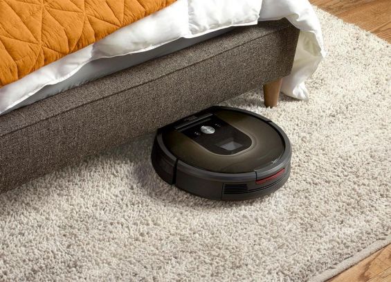 Робот-пылесос iRobot Roomba 980 во время уборки