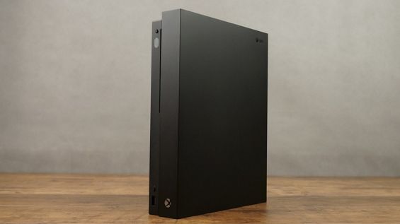 Microsoft Xbox One X в вертикальном положении