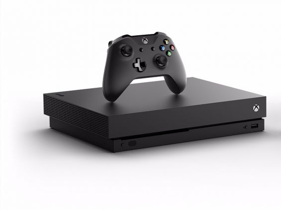 Microsoft Xbox One X и контроллер для неё на белом фоне