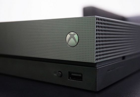 Передняя и боковая сторона консоли Microsoft Xbox One X