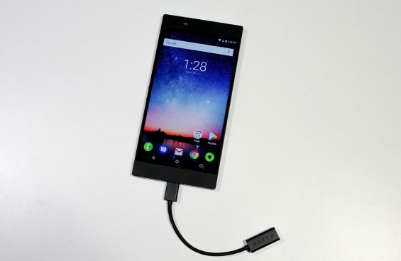 Razer Phone с воткнутым в него шнуром