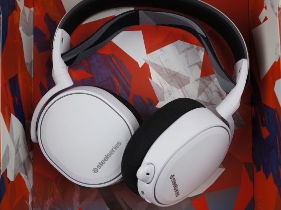 Наушники SteelSeries Arctis 7 в белом цвете