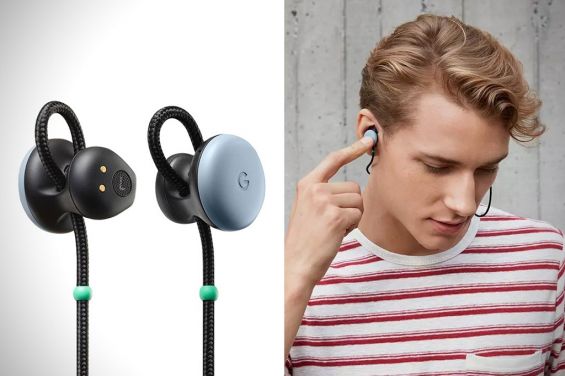 Парень управляет гарнитурой Google Pixel Buds