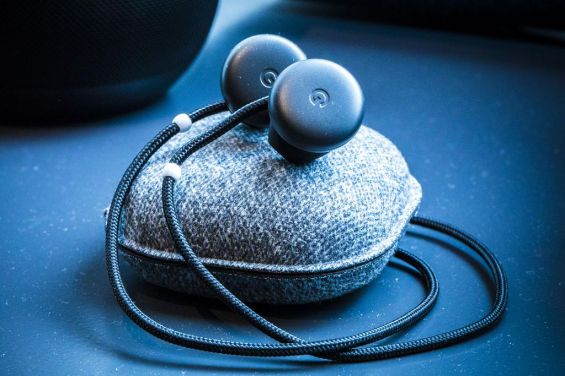 Наушники Google Pixel Buds лежат на футляре для их ношения