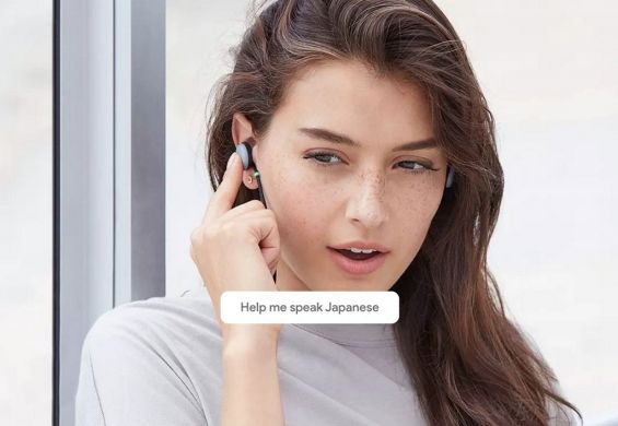 Девушка пользуется функцией перевода в наушниках Google Pixel Buds