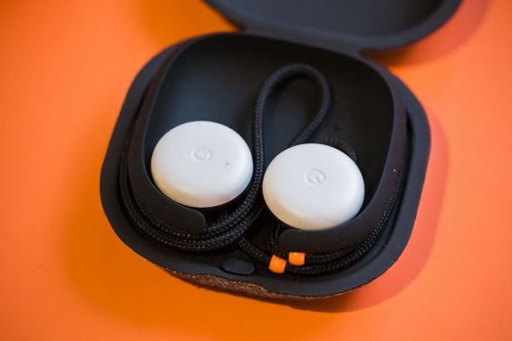 Наушники Google Pixel Buds заряжаются в комплектном кейсе