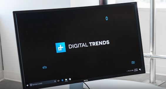 Монитор BenQ EX3200R в рабочем состоянии