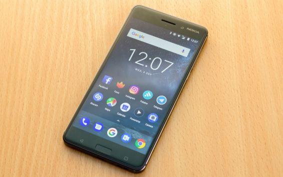 Смартфон Nokia 6 лежит на деревянной поверхности