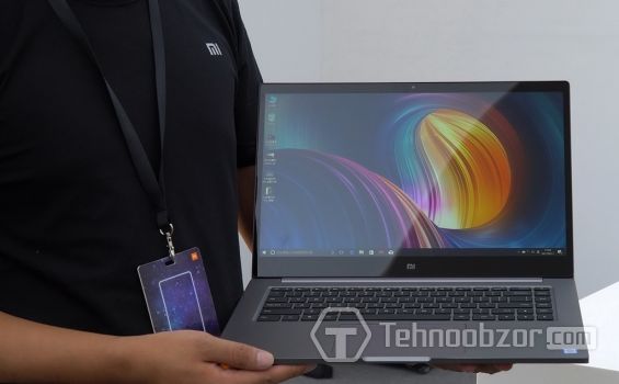 Ноутбук Xiaomi Mi Notebook Pro в руках