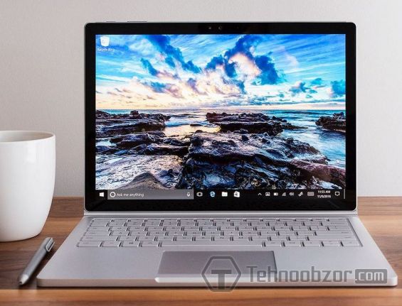 Ноутбук Microsoft Surface Book 2 стоит на столе