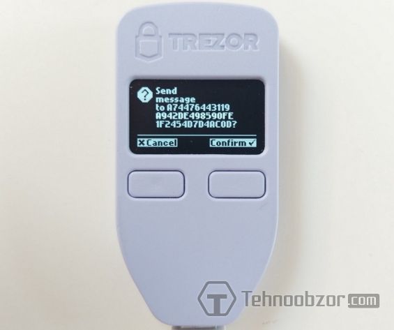 Холодный кошелек Trezor крупным планом