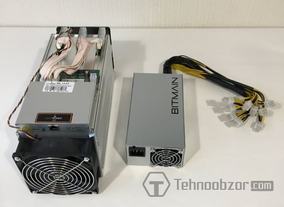 Antminer S9 лежит возле блока питания