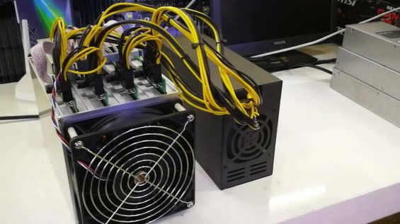 Pinidea ASIC Miner DR-100 стоит возле своего блока питания