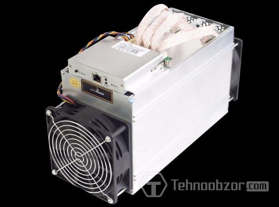 Асик Antminer D3 на чёрном фоне