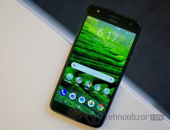 Меню операционной системы на смартфоне Moto X4