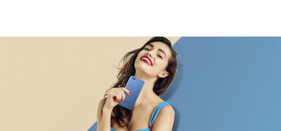 Девушка со смартфоном Huawei nova 2i