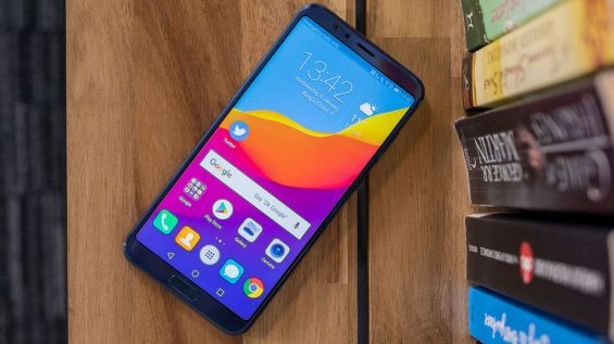 Huawei Honor View 10 лежит возле книг