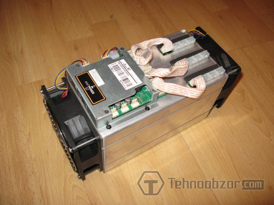 Antminer S7 стоит на деревянном полу