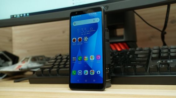 ASUS ZenFone Max Plus M1 возле компьютера