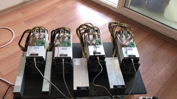 Четыре работающих асика модели Bitmain Antminer S9