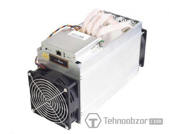 Bitmain Antminer D3 на белом фоне