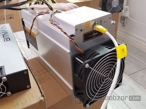 Асик модели Antminer L3+ стоит на коробке