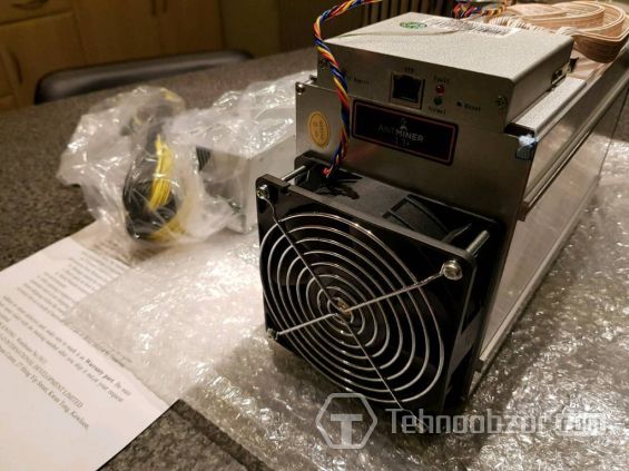 Асик Bitmain Antminer L3+ стоит на полиэтиленовой плёнке