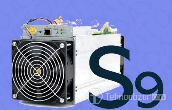 Асик Bitmain Antminer S9 на голубом фоне