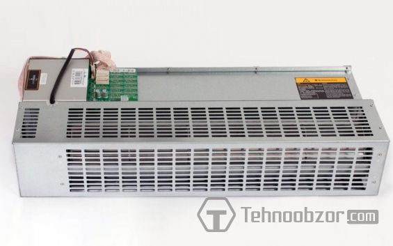 Асик Antminer R4 на светлом фоне