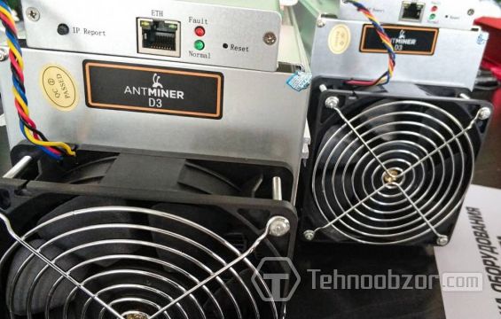 Два асика модели Antminer D3 крупным планом