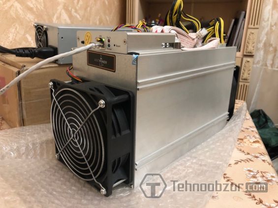 Antminer L3+ стоит на столе