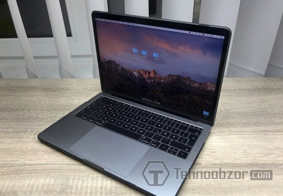 Вид сверху на MacBook Pro Retina 13 2017