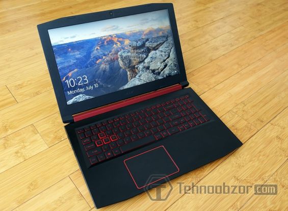 Ноутбук Acer Nitro 5 an515 стоит на полу