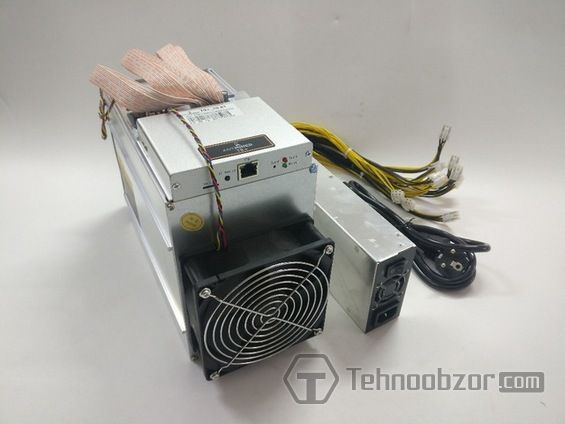 Antminer T9+ стоит рядом с блоком питания