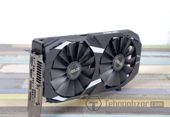 Видеокарта ASUS AMD Radeon RX 580 крупным планом