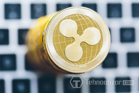 Стопка золотистых монет Ripple крупным планом