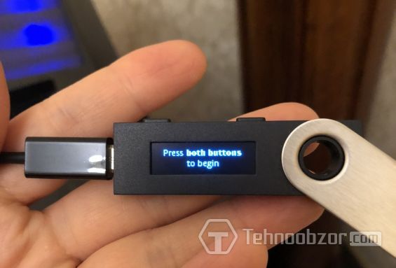 Аппаратный кошелек для Ripple Ledger Nano S в руке