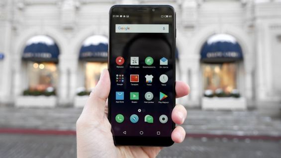 Meizu M6S в руке