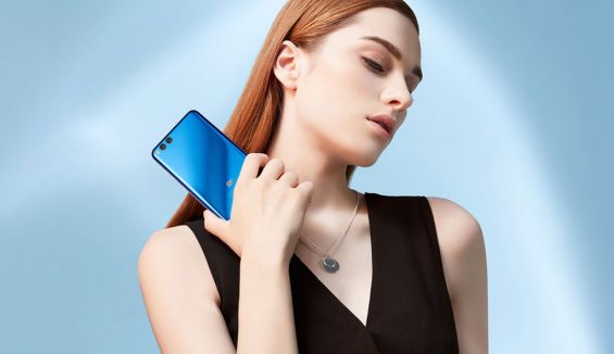 Xiaomi Mi Note 3 в руке девушки