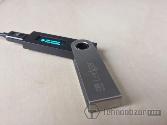 Аппаратный кошелек Ledger Nano S крупным планом