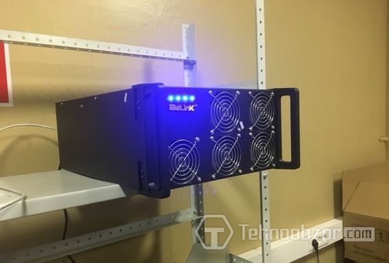 iBeLink DM22G X11/Dash Miner стоит на стеллаже