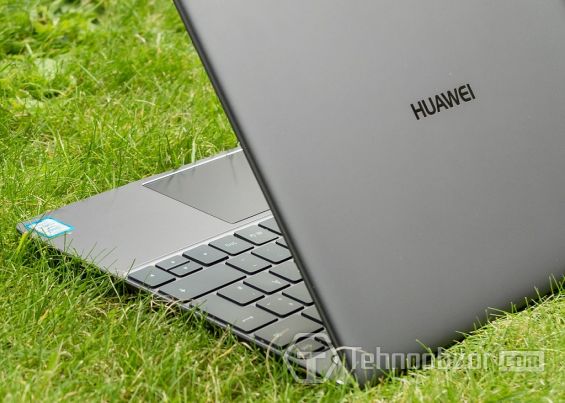 Ноутбук Huawei MateBook D на траве