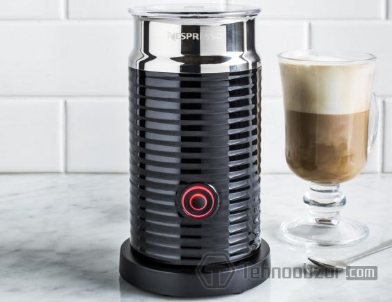 Nespresso Aeroccino 3 стоит рядом с чашкой капучино