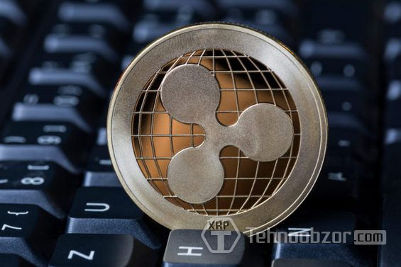 Монета Ripple стоит между кнопок клавиатуры