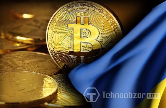 Монеты Bitcoin и украинский флаг